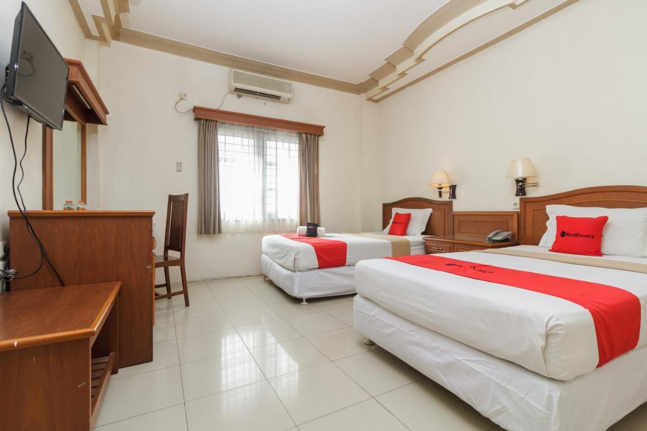 Hotel Reddoorz Plus Near Taman Siring à Benua Anyar Extérieur photo