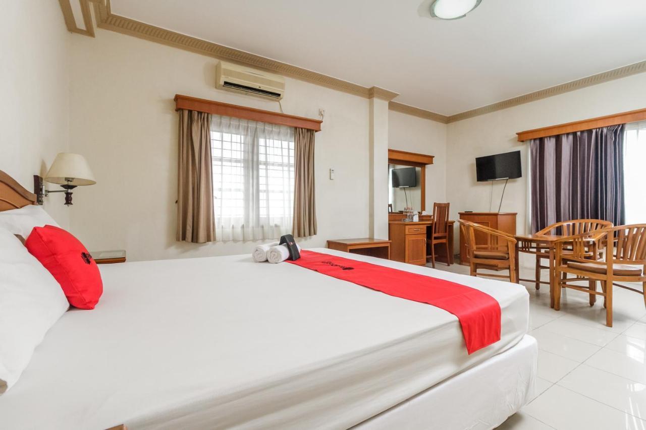 Hotel Reddoorz Plus Near Taman Siring à Benua Anyar Extérieur photo