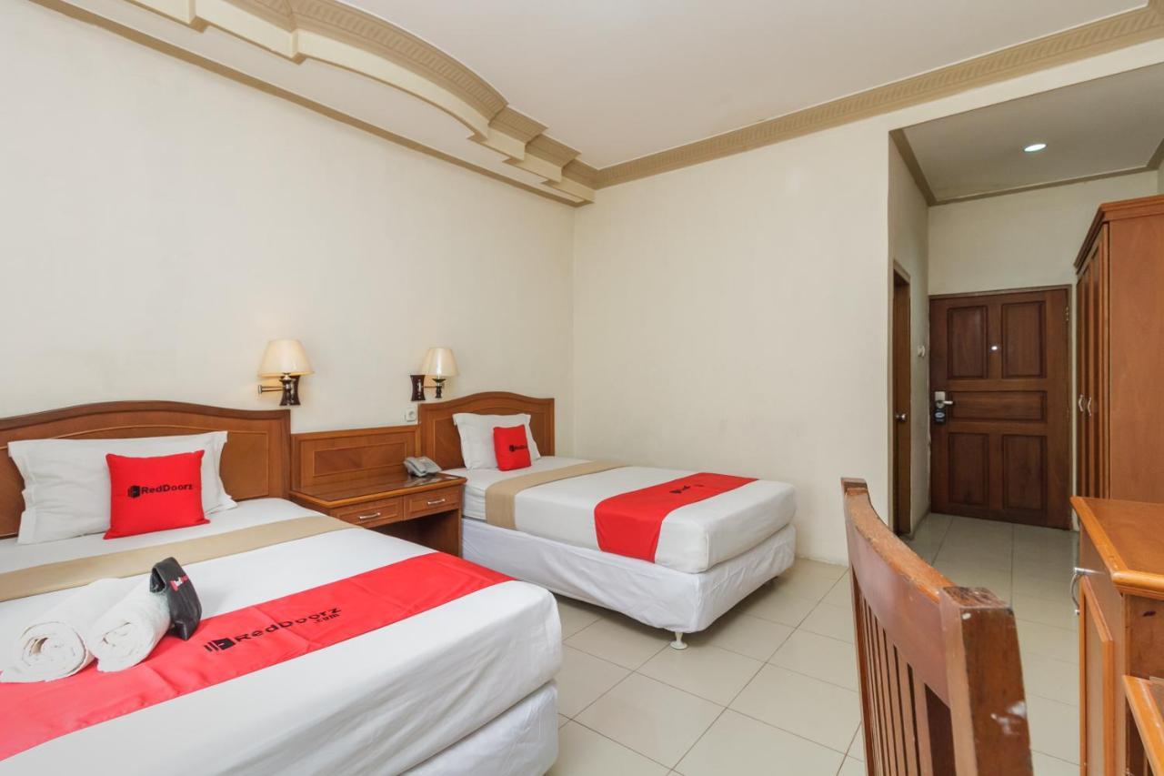 Hotel Reddoorz Plus Near Taman Siring à Benua Anyar Extérieur photo