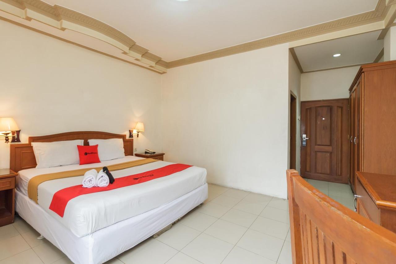 Hotel Reddoorz Plus Near Taman Siring à Benua Anyar Extérieur photo