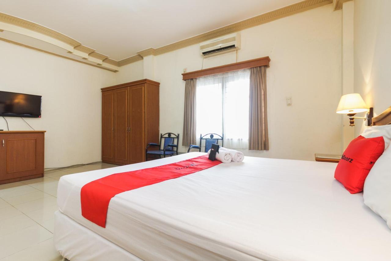 Hotel Reddoorz Plus Near Taman Siring à Benua Anyar Extérieur photo