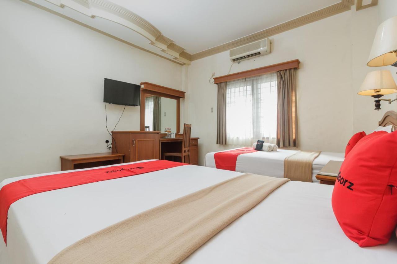 Hotel Reddoorz Plus Near Taman Siring à Benua Anyar Extérieur photo