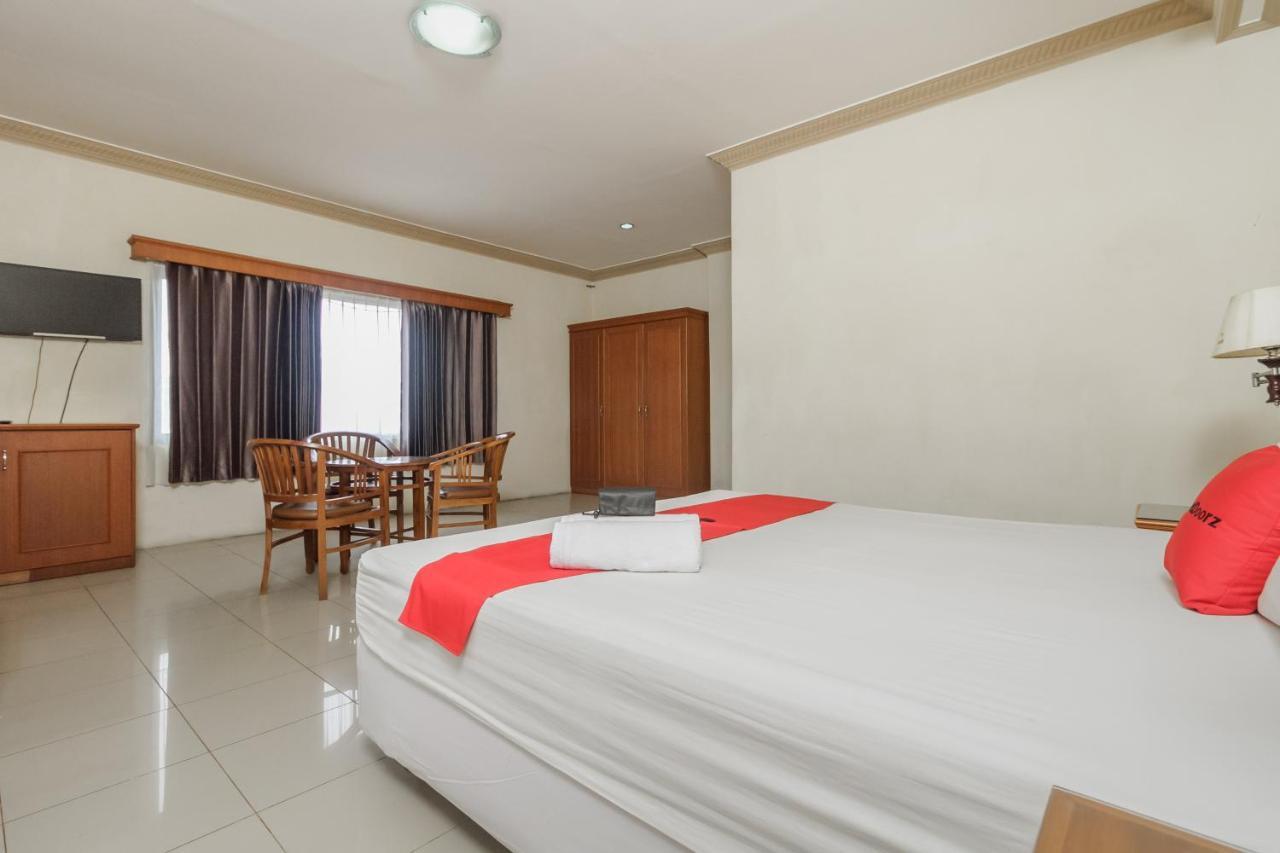 Hotel Reddoorz Plus Near Taman Siring à Benua Anyar Extérieur photo